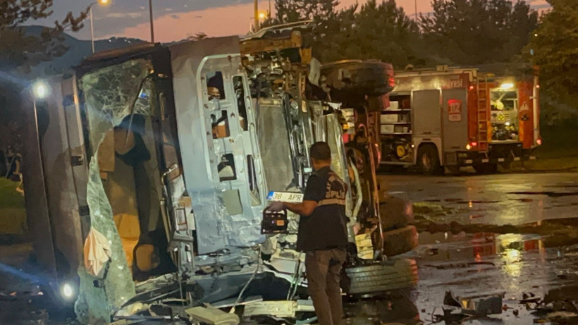 Yolcu otobüsü ile benzin yüklü tanker çarpıştı: 2'si ağır 35 yaralı - Resim: 6