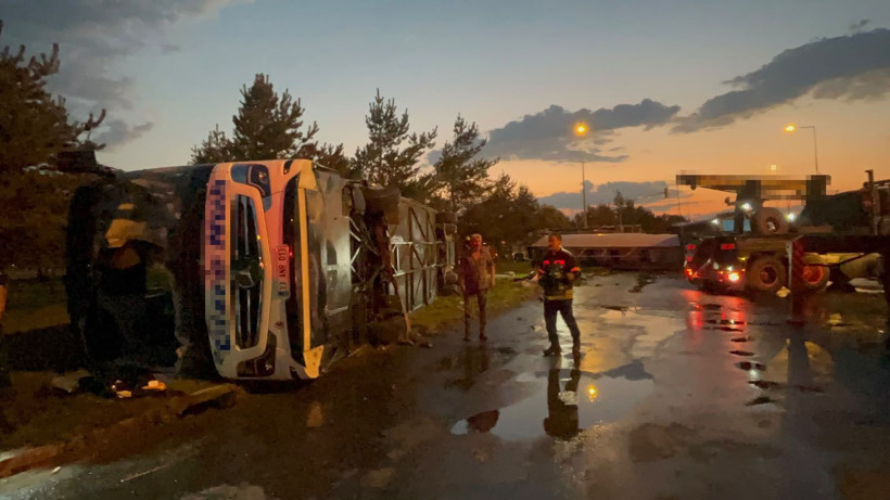 Yolcu otobüsü ile benzin yüklü tanker çarpıştı: 2'si ağır 35 yaralı - Resim: 9