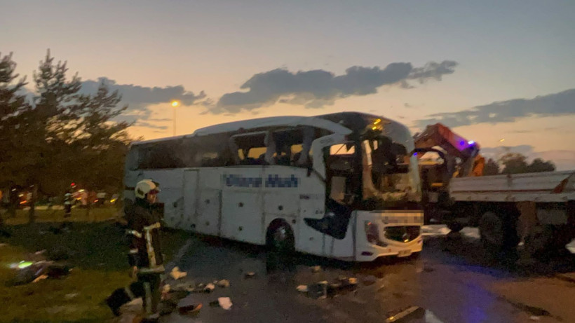 Yolcu otobüsü ile benzin yüklü tanker çarpıştı: 2'si ağır 35 yaralı - Resim: 3