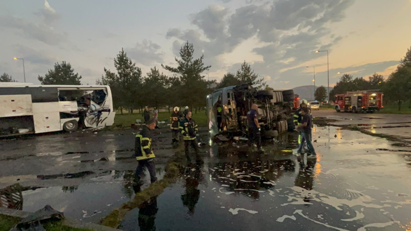 Yolcu otobüsü ile benzin yüklü tanker çarpıştı: 2'si ağır 35 yaralı - Resim: 7