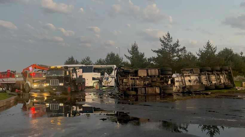 Yolcu otobüsü ile benzin yüklü tanker çarpıştı: 2'si ağır 35 yaralı - Resim: 8