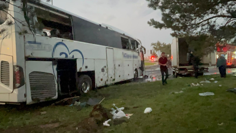 Yolcu otobüsü ile benzin yüklü tanker çarpıştı: 2'si ağır 35 yaralı - Resim: 1