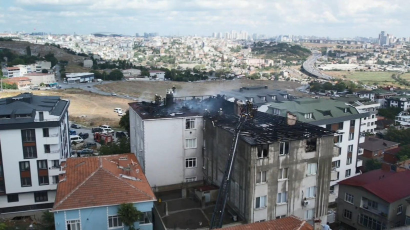 Avcılar’da yangın: Bina tahliye edildi: Mahalle sakinleri sokağa döküldü - Resim: 10