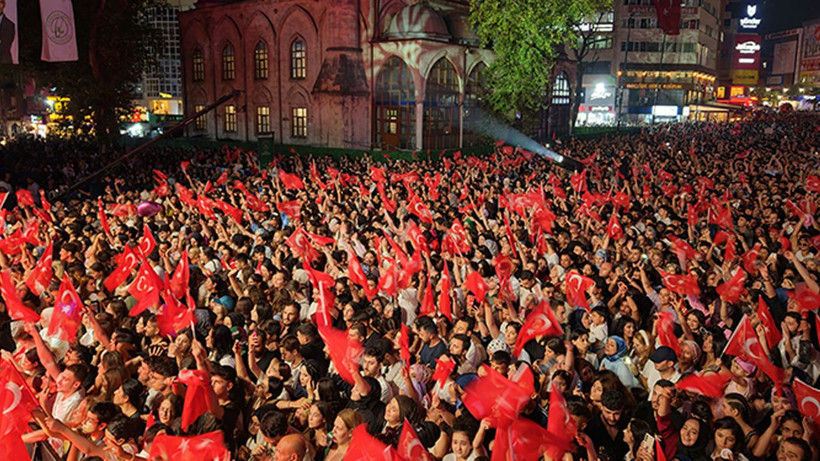 Yıldız Tilbe'den tüyleri diken diken eden İstiklal Marşı performansı - Resim: 2