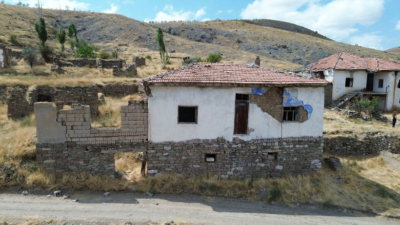 Kaderine terk edilen köy: Tek bir aile yaşıyor - Resim: 1