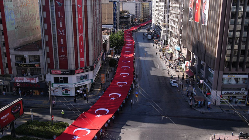 Atatürk ve kahramanların izinde: İzmirliler akın etti - Resim: 1