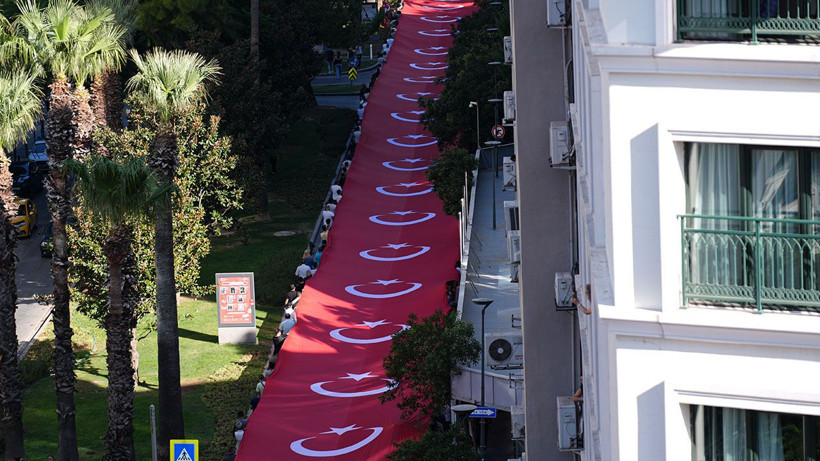 Atatürk ve kahramanların izinde: İzmirliler akın etti - Resim: 2