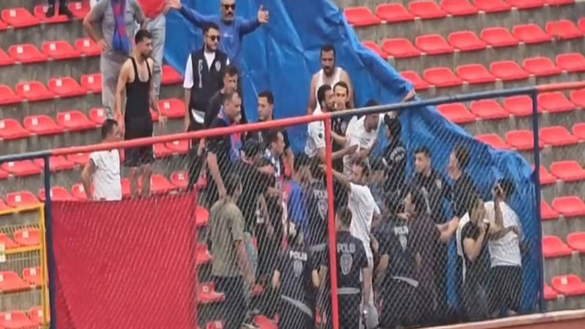 3. Lig maçında iki takım taraftarları birbirine girdi: Stat çevresinde kaos - Resim: 6