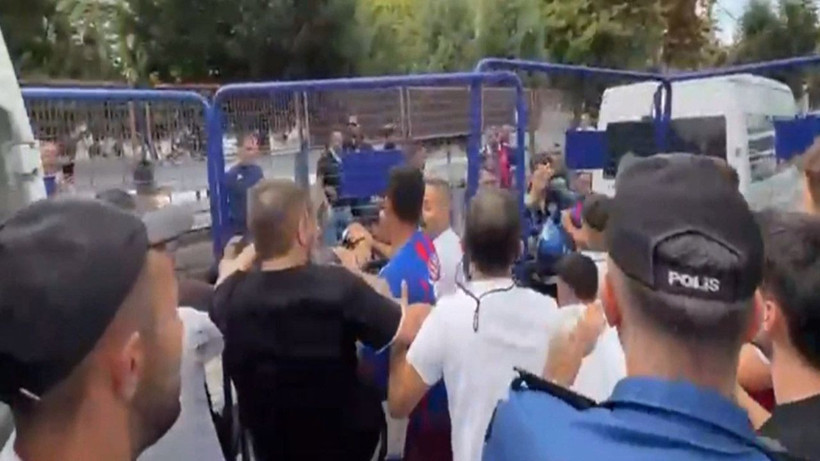 3. Lig maçında iki takım taraftarları birbirine girdi: Stat çevresinde kaos - Resim: 1