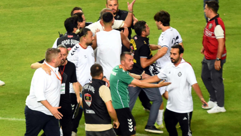 Tarihi derbi olaylı bitti: Bayrak dikmeye kalkınca ortalık karıştı - Resim : 1