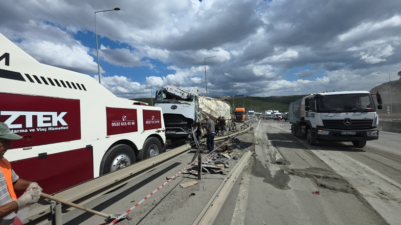 Kocaeli'de çimento yüklü silobas devrildi: Trafik aksadı - Resim : 1