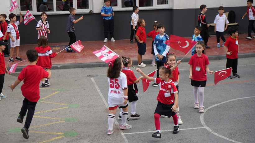 Samsunsporlu futbolculardan minik öğrencilere anlamlı hediye - Resim : 3