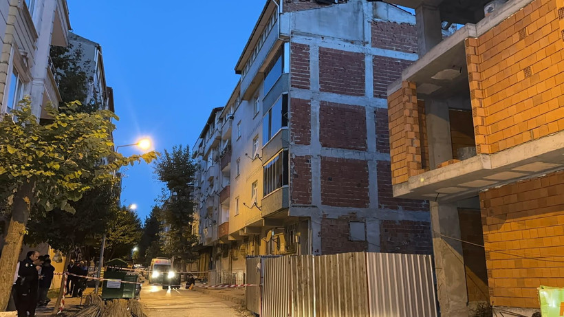 Sultangazi’de acil tahliye:Uykuda yakalayan dehşet: Binalardan gelen sesler mahalleyi sokağa döktü - Resim: 3