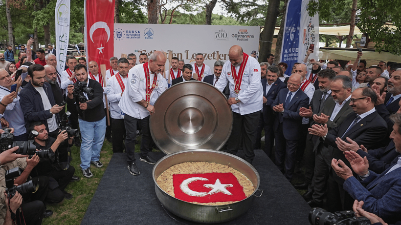 Bursa’daki festivalde 700 kişi aynı tabaktan İskender yedi: Görüntüler 'halk sağlığı nerede kaldı?' dedirtti - Resim : 1