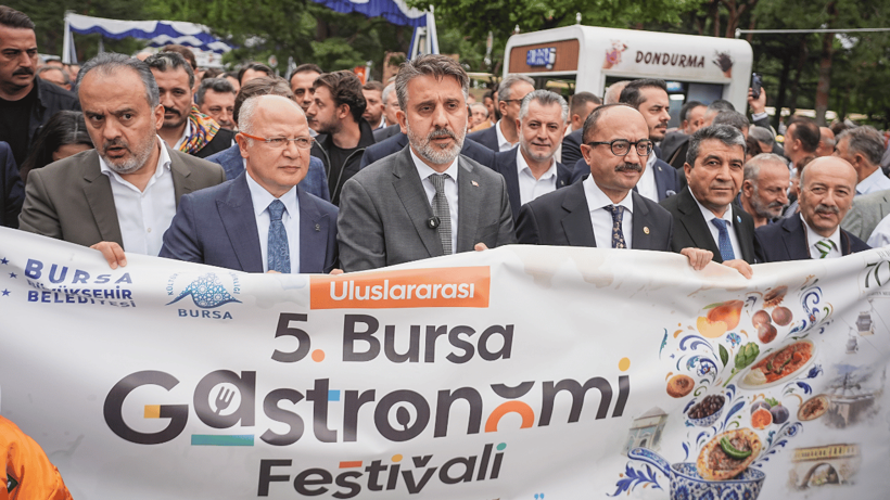 Bursa’daki festivalde 700 kişi aynı tabaktan İskender yedi: Görüntüler 'halk sağlığı nerede kaldı?' dedirtti - Resim : 4