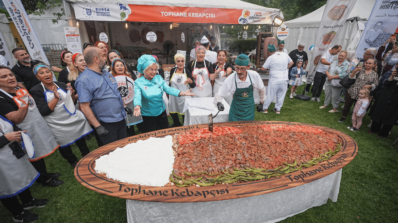 Bursa’daki festivalde 700 kişi aynı tabaktan İskender yedi: Görüntüler 'halk sağlığı nerede kaldı?' dedirtti - Resim : 2