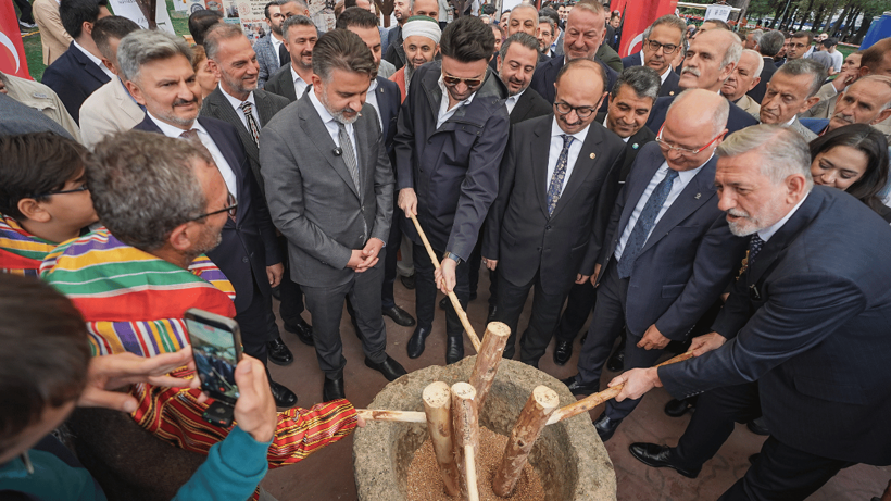 Bursa’daki festivalde 700 kişi aynı tabaktan İskender yedi: Görüntüler 'halk sağlığı nerede kaldı?' dedirtti - Resim : 3
