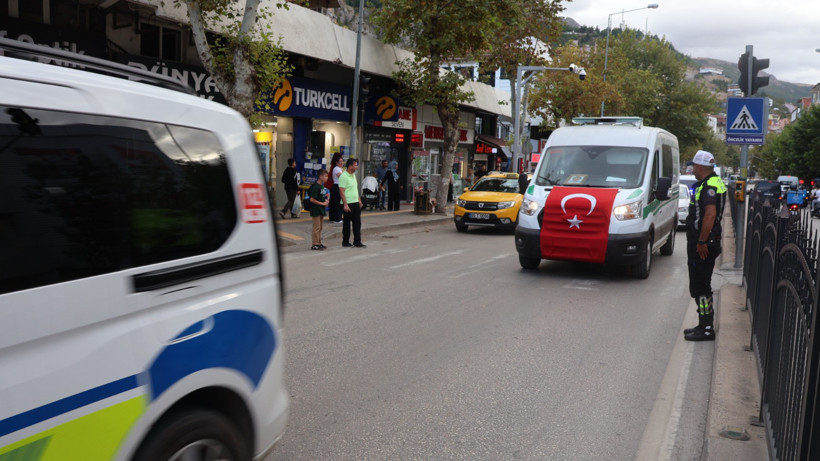 Acı veda: Şehit polisin cenazesini yol boyunca meslektaşları selamladı - Resim : 1