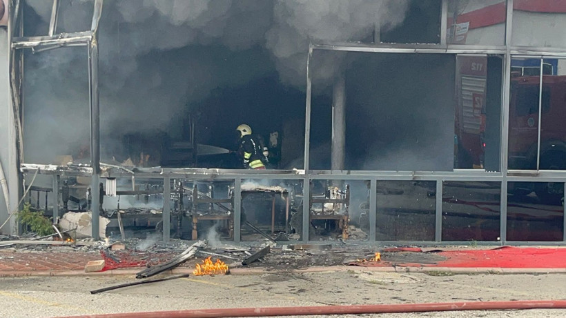 Dumanlar tüm şehirden göründü: Ünlü bulvardaki restoran alevlere teslim oldu - Resim: 7