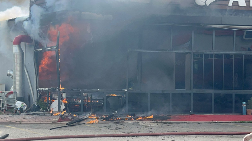 Dumanlar tüm şehirden göründü: Ünlü bulvardaki restoran alevlere teslim oldu - Resim: 8