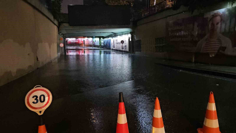Meteoroloji günlerdir uyarıyordu: İstanbul’da sağanak hayatı felç etti - Resim: 1