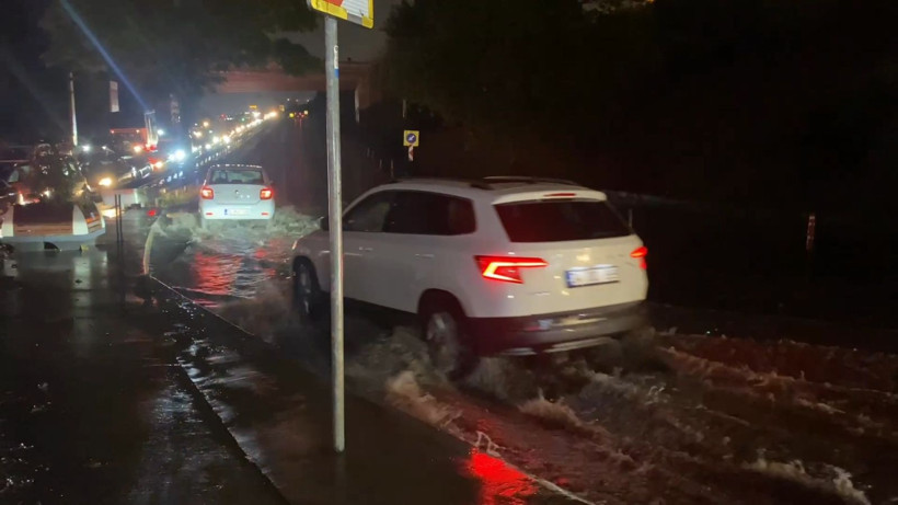Meteoroloji günlerdir uyarıyordu: İstanbul’da sağanak hayatı felç etti - Resim: 6