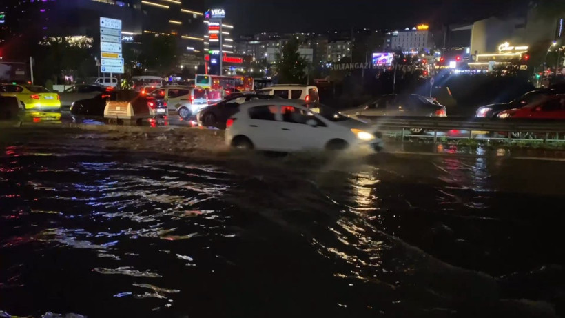 Meteoroloji günlerdir uyarıyordu: İstanbul’da sağanak hayatı felç etti - Resim: 7