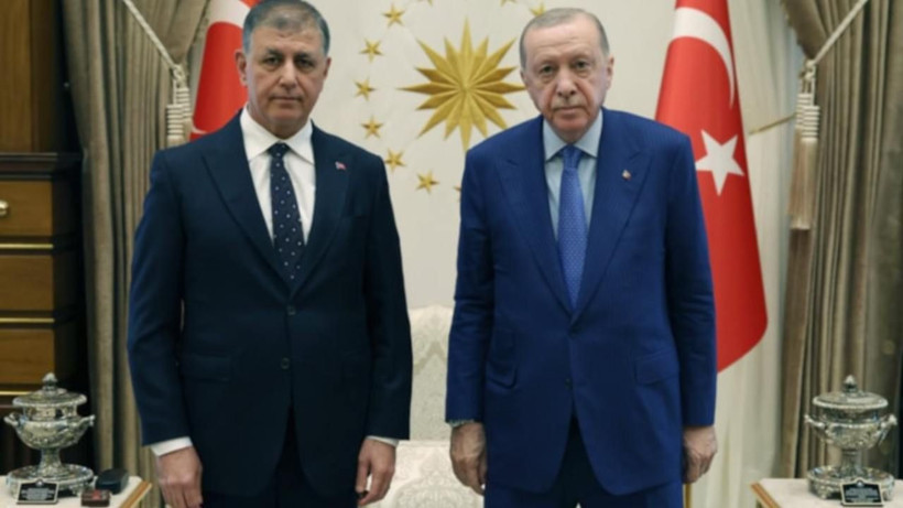 Erdoğan’la verdiği fotoğraf gündem oldu: Özgür Özel’den Cemil Tugay yorumu - Resim: 1