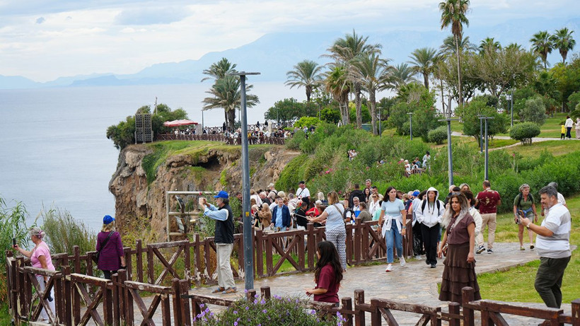Yağmura aldırış etmeyen turistler Aşağı Düden Şelalesi'ne akın etti - Resim: 14