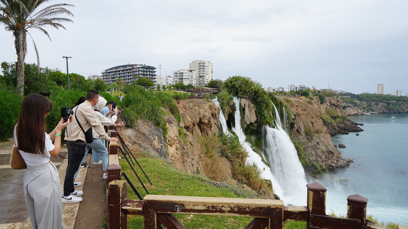 Yağmura aldırış etmeyen turistler Aşağı Düden Şelalesi'ne akın etti - Resim: 5