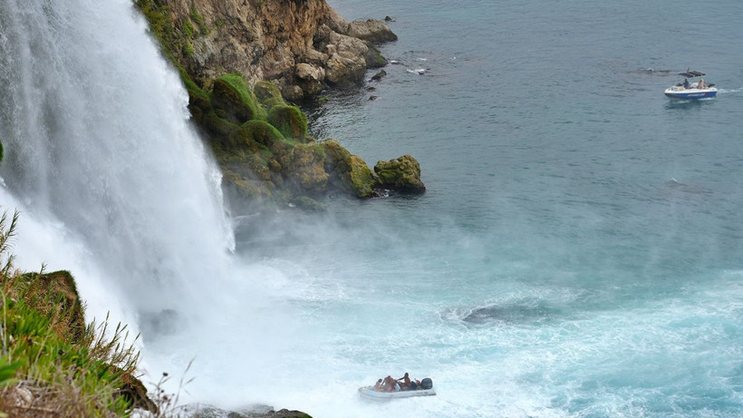 Yağmura aldırış etmeyen turistler Aşağı Düden Şelalesi'ne akın etti - Resim: 12