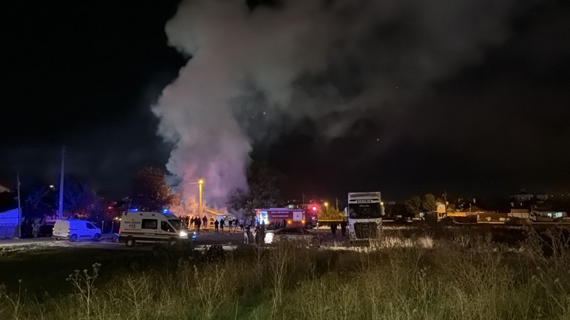 Bolu'daki yangında bir kıvılcım yetti: Mahalle sokağa döküldü - Resim: 1