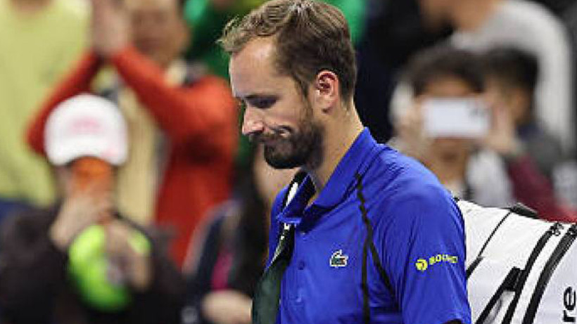 Medvedev tribüne gönderdiği top seyirciye isabet edince elendi: Djokovic finalde - Resim : 1