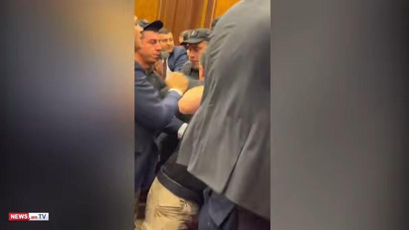 Mikrofon kapatıldı, ortalık karıştı: Komşunun meclisinde yumruklu kavga - Resim : 3