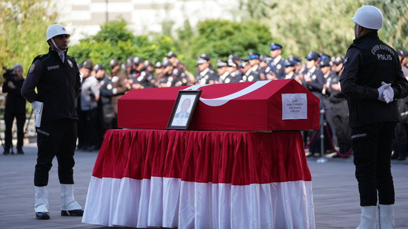 Bütün Türkiye yasta: Şehit polis Ahmet Türkoğlu son yolculuğuna uğurlandı - Resim: 2