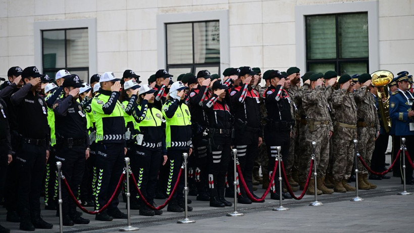 Bütün Türkiye yasta: Şehit polis Ahmet Türkoğlu son yolculuğuna uğurlandı - Resim: 7