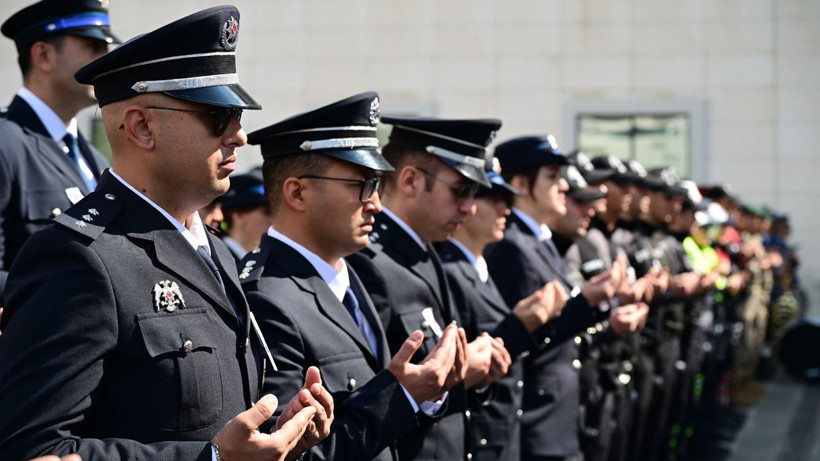 Bütün Türkiye yasta: Şehit polis Ahmet Türkoğlu son yolculuğuna uğurlandı - Resim: 6