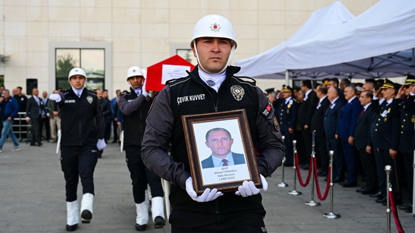 Bütün Türkiye yasta: Şehit polis Ahmet Türkoğlu son yolculuğuna uğurlandı - Resim: 3