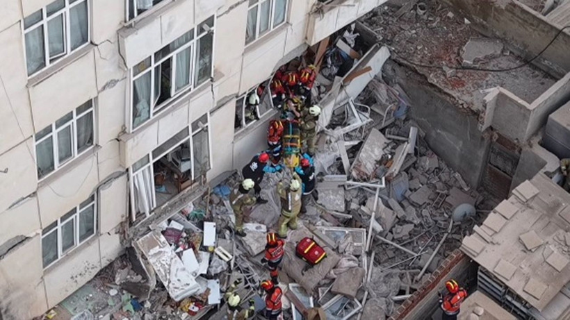 İstanbul'da çöken binadan sevindiren görüntüler: Küçük çocuk enkazdan böyle kurtarıldı - Resim: 4