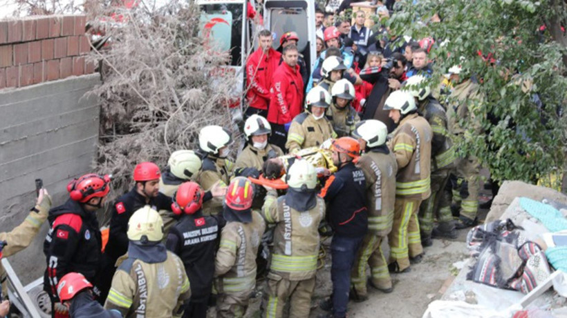İstanbul'da çöken binadan sevindiren görüntüler: Küçük çocuk enkazdan böyle kurtarıldı - Resim: 2