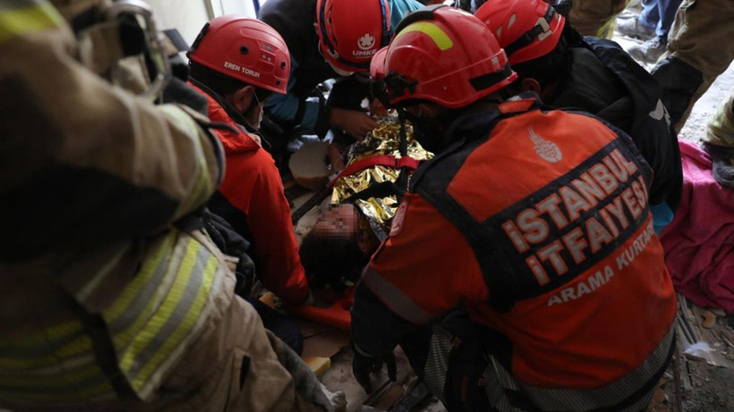 İstanbul'da çöken binadan sevindiren görüntüler: Küçük çocuk enkazdan böyle kurtarıldı - Resim: 5
