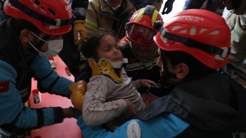 İstanbul'da çöken binadan sevindiren görüntüler: Küçük çocuk enkazdan böyle kurtarıldı - Resim: 6