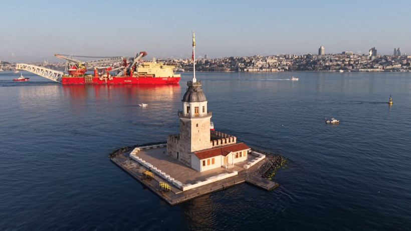İstanbul Boğazı’nda çift yönlü alarm: Dev boru döşeme gemisi geçti - Resim: 1