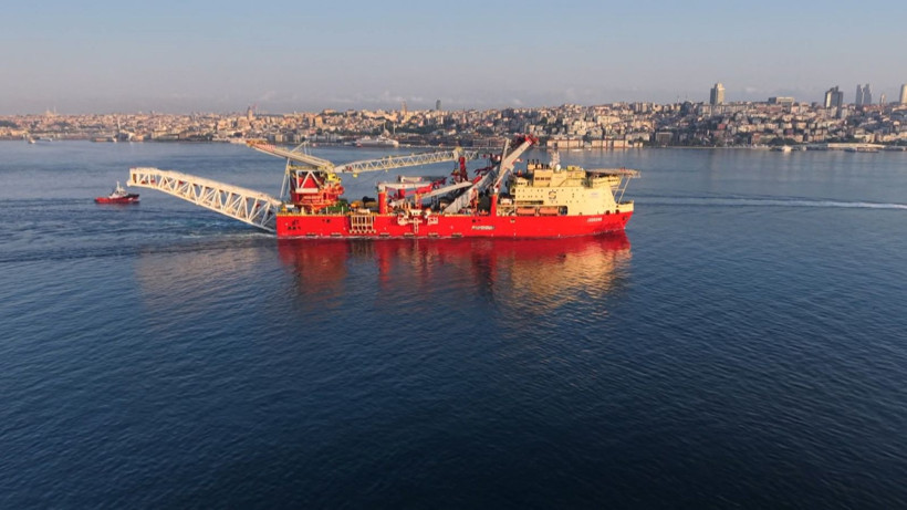 İstanbul Boğazı’nda çift yönlü alarm: Dev boru döşeme gemisi geçti - Resim: 2