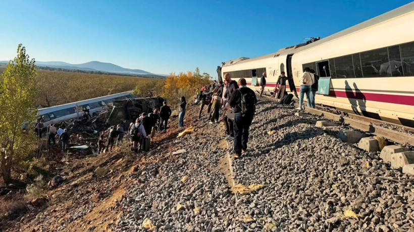 İspanya'da iki hızlı trenin çarpıştığı kazada ölü sayısı 68'e yükseldi - Resim: 3