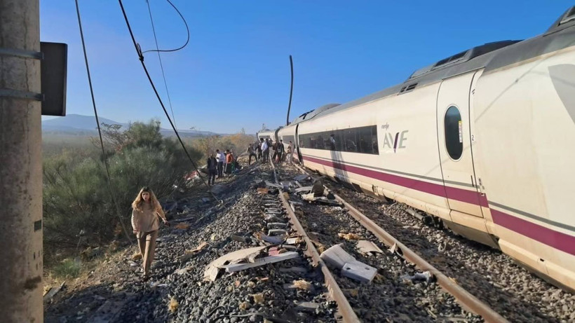 İspanya'da iki hızlı trenin çarpıştığı kazada ölü sayısı 68'e yükseldi - Resim: 6