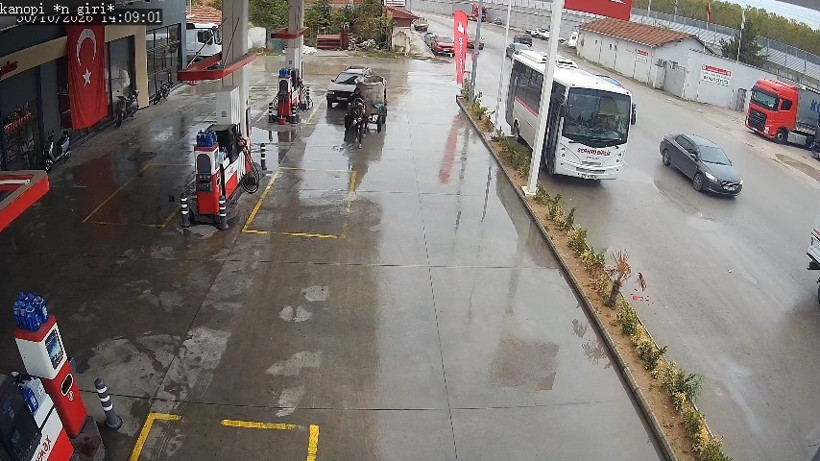 Edirne’de yakıtı biten otomobili at arabası istasyona kadar çekti - Resim : 1