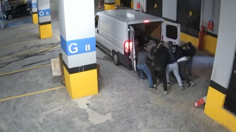 Bakırköy’deki Olimpik Havuz inşaatından kablo çalan 13 kişi yakalandı - Resim: 5