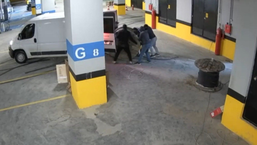 Bakırköy’deki Olimpik Havuz inşaatından kablo çalan 13 kişi yakalandı - Resim: 2