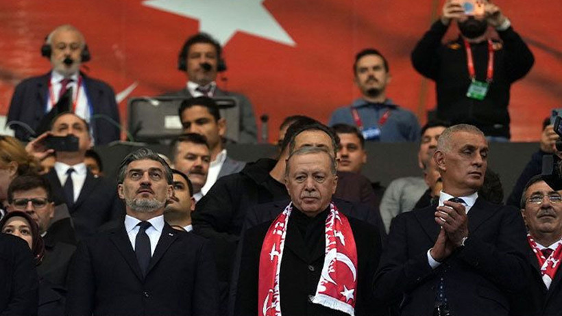 Erdoğan neye uğradığını şaşırdı! Milli maçta Öcalan protestosu - Resim : 2